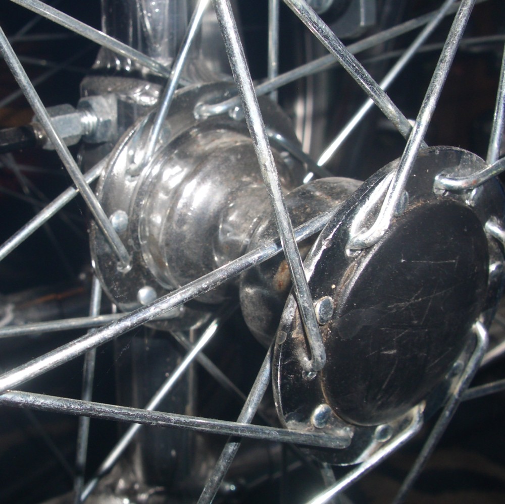 The hub of the wheelchair makes movement posible